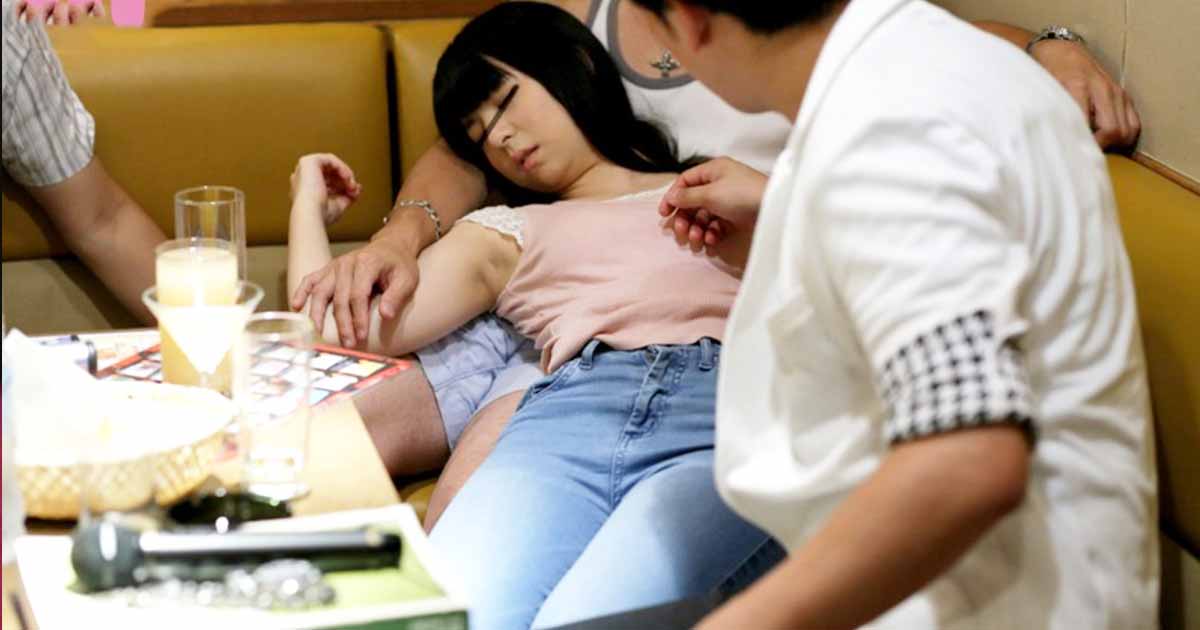 某大学のテニスサークルでは飲み会で現役jd女子大生を酔わせてさらに媚薬飲ませて昏睡レイプしています…清楚で純粋無垢なロリかわ美少女を狙った鬼畜の犯行！巨乳で美乳アイドル級の美少女！