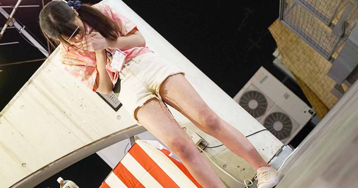 真夏の看板娘！海の家でバイトを始めたロリかわ娘は接客中に顔を紅潮させながら感じちゃうような敏感乳首の持ち主！貧乳で美乳アイドル級の美少女に強制生はめ中出しハメ撮りファック！盗撮映像あり！